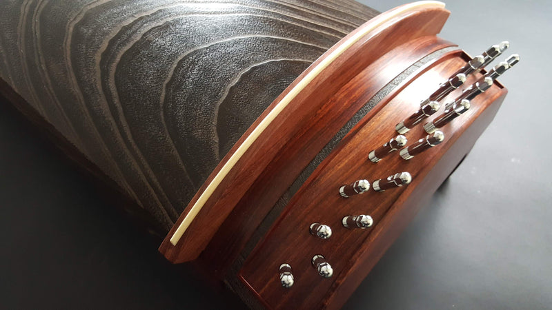 [Luxury item] Seventeen stringed koto [chestnut shell/half beaded red wood scroll] (WKT-17008)